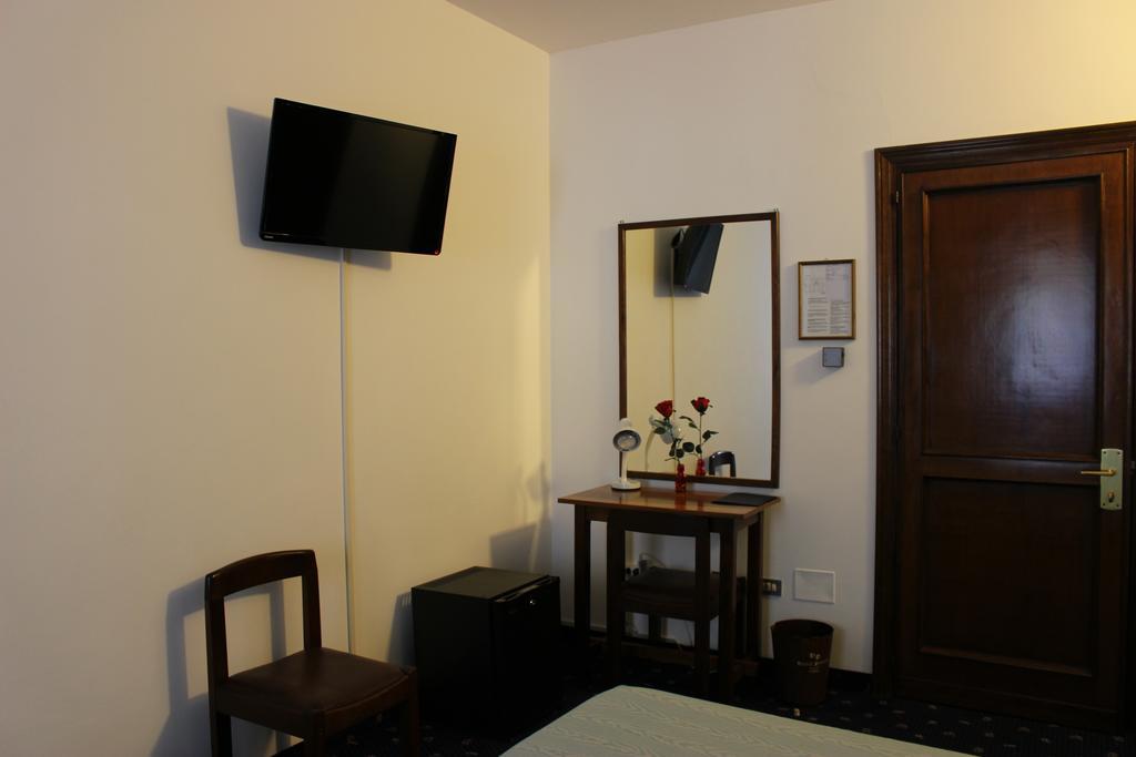 Hotel Pinolo グッビオ エクステリア 写真