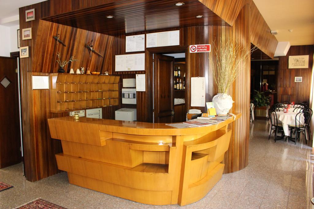 Hotel Pinolo グッビオ エクステリア 写真