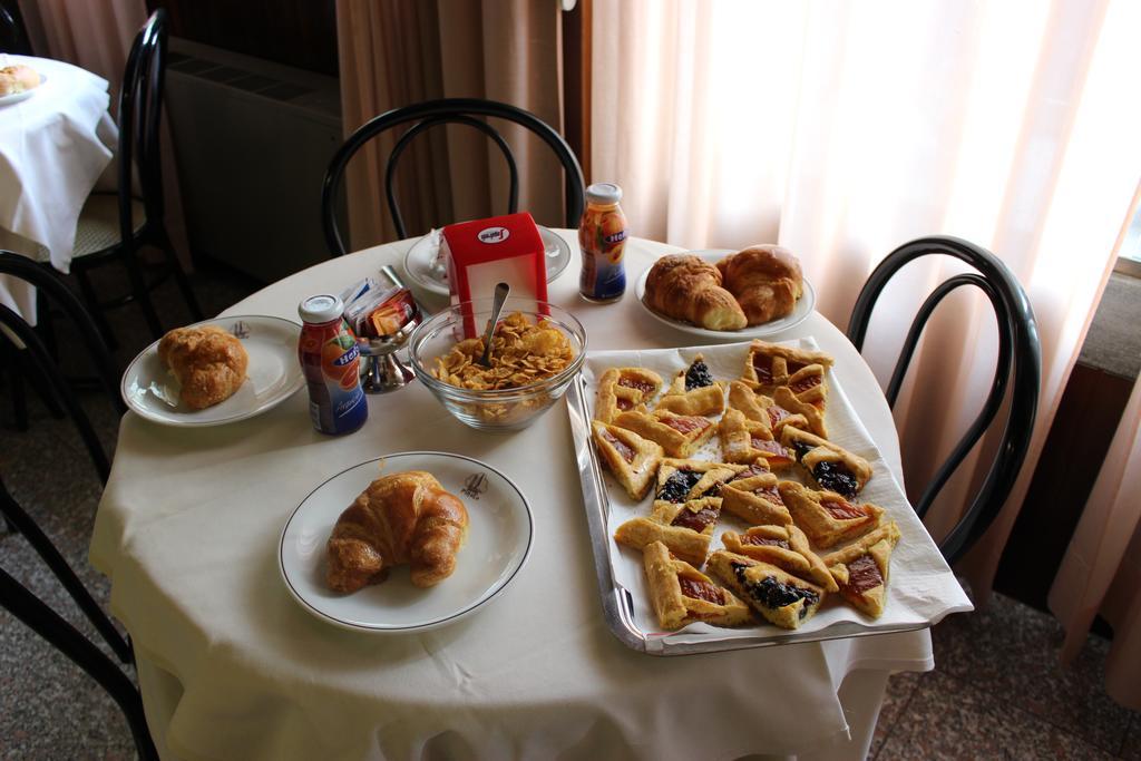 Hotel Pinolo グッビオ エクステリア 写真
