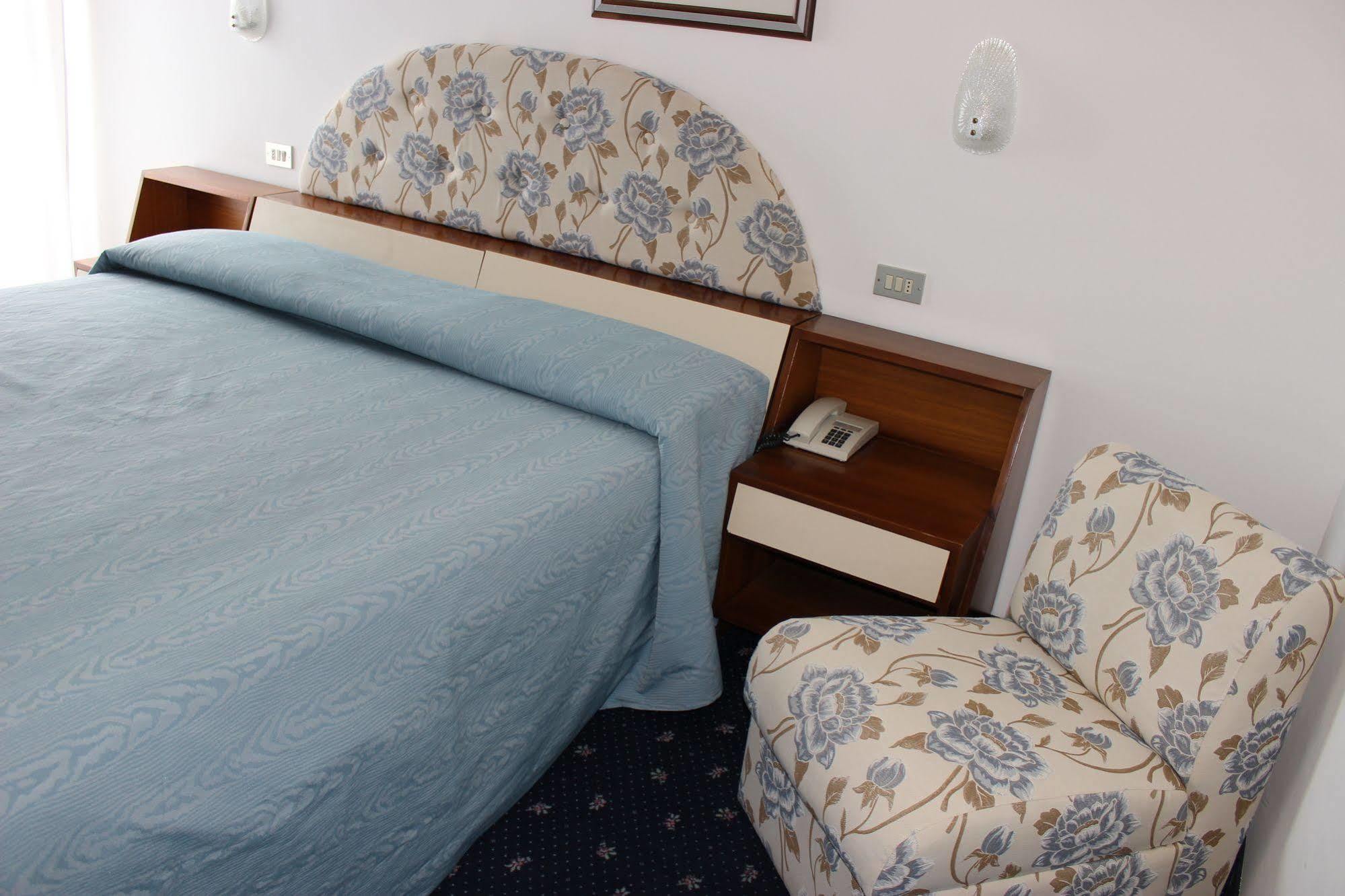 Hotel Pinolo グッビオ エクステリア 写真