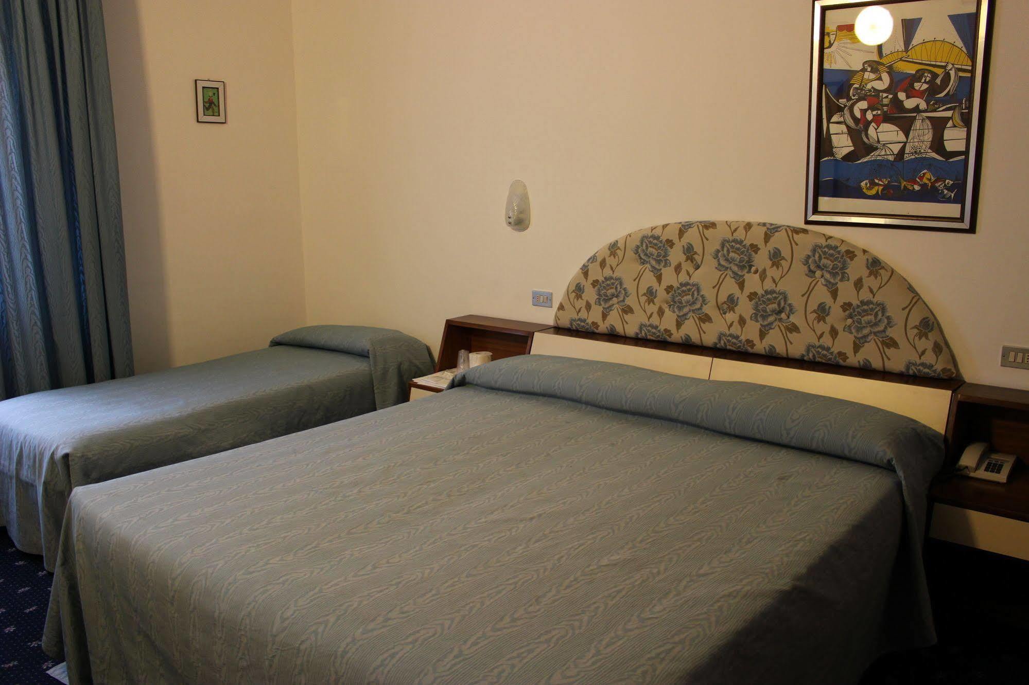 Hotel Pinolo グッビオ エクステリア 写真