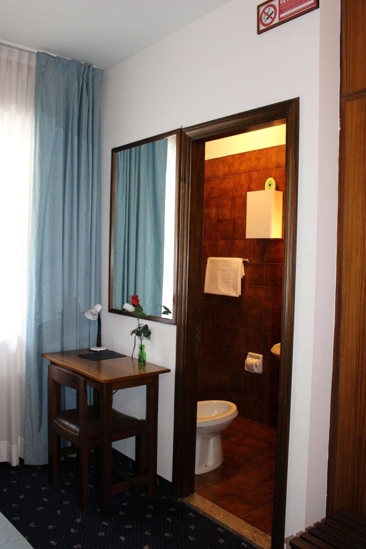 Hotel Pinolo グッビオ エクステリア 写真