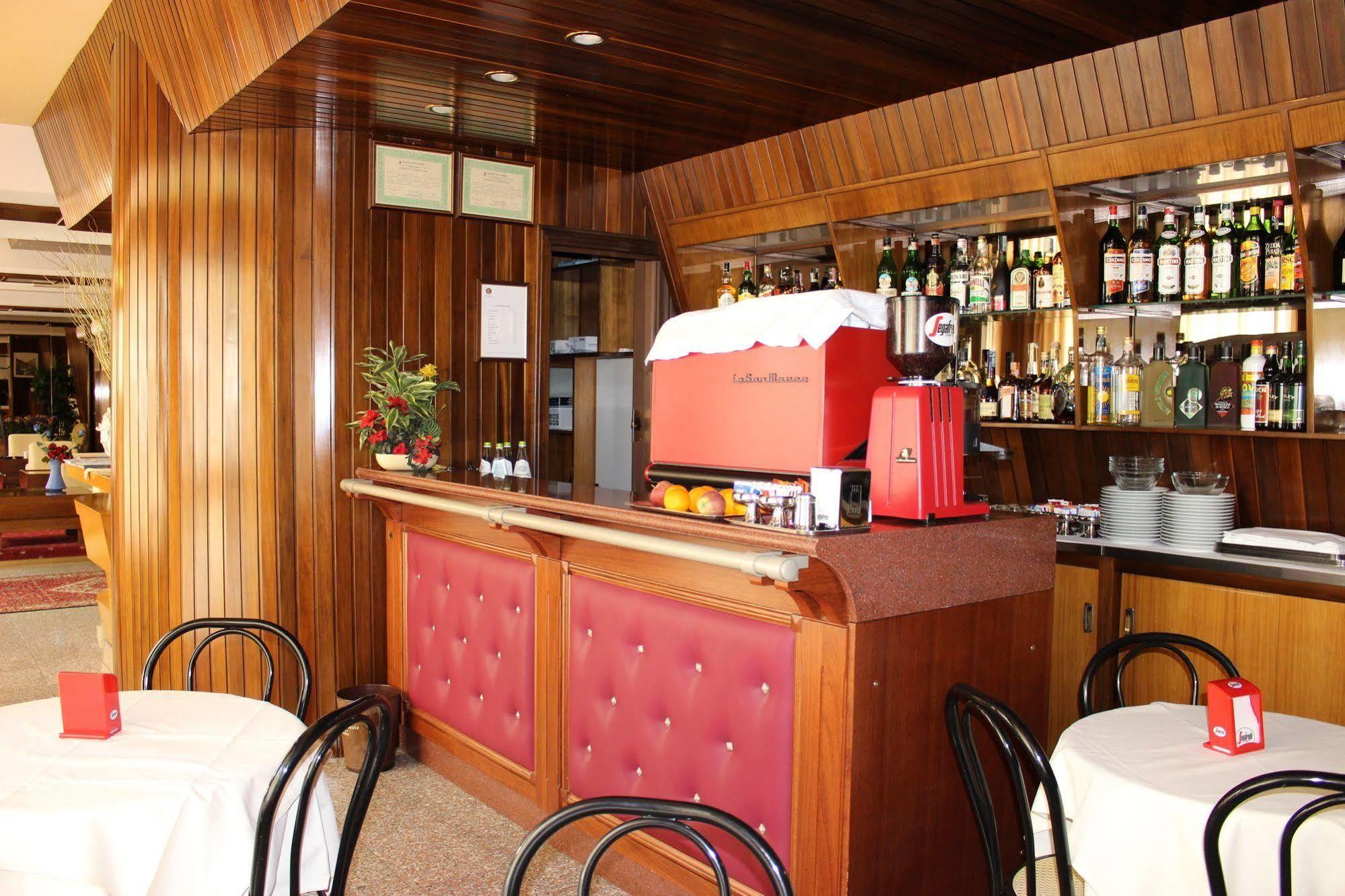 Hotel Pinolo グッビオ エクステリア 写真