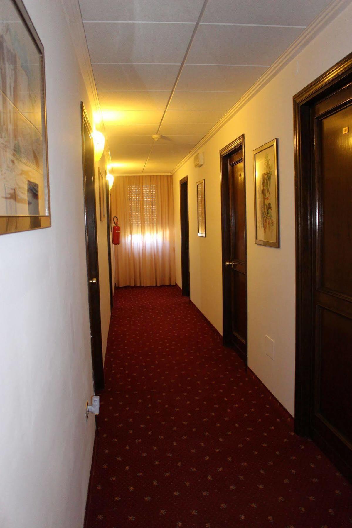Hotel Pinolo グッビオ エクステリア 写真